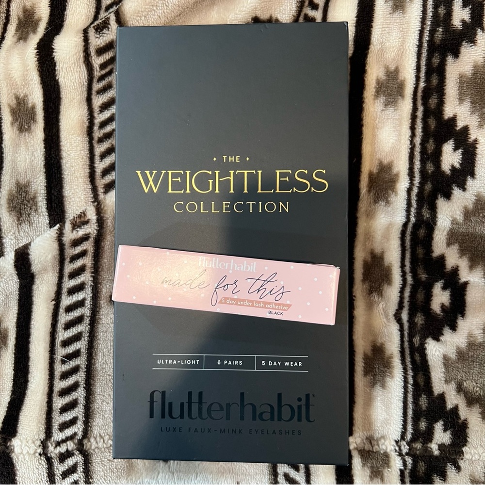 Flutterhabit weightless lashes set with adhesive